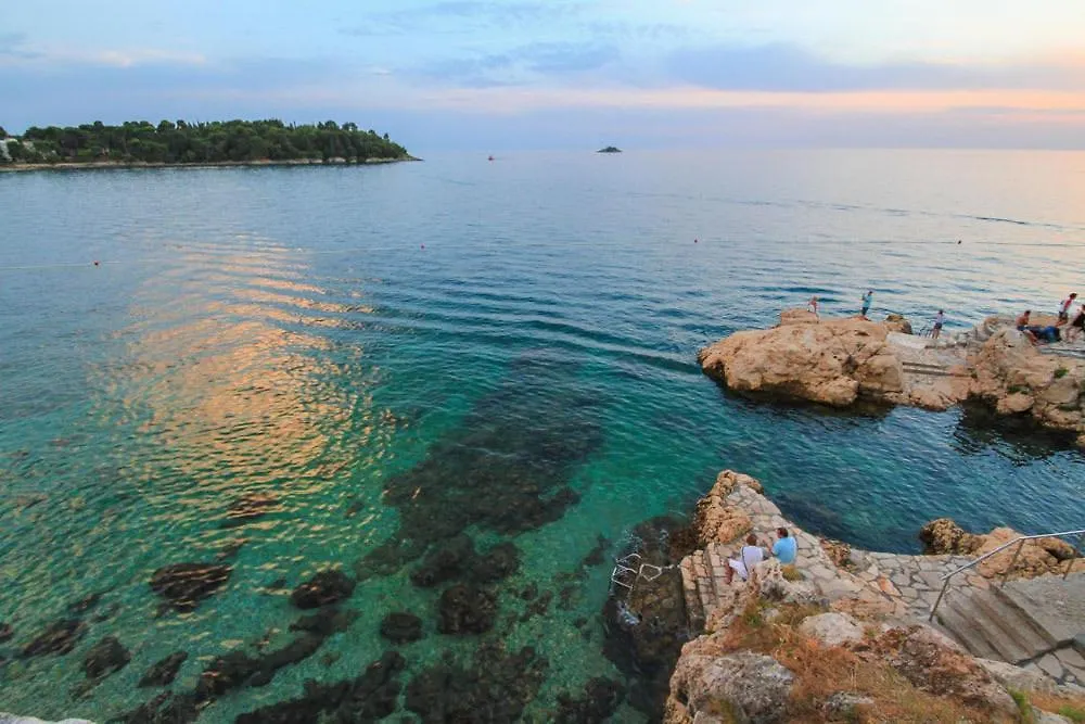 Charming White Apartment With Balcony And Parking Rovinj