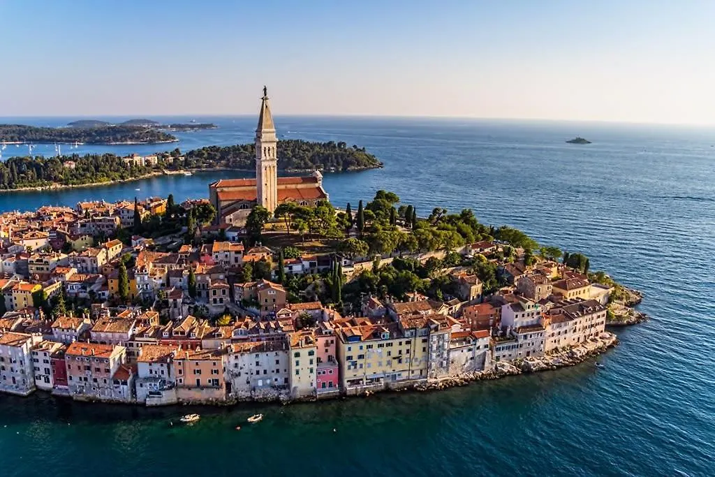 Charming White Apartment With Balcony And Parking Rovinj
