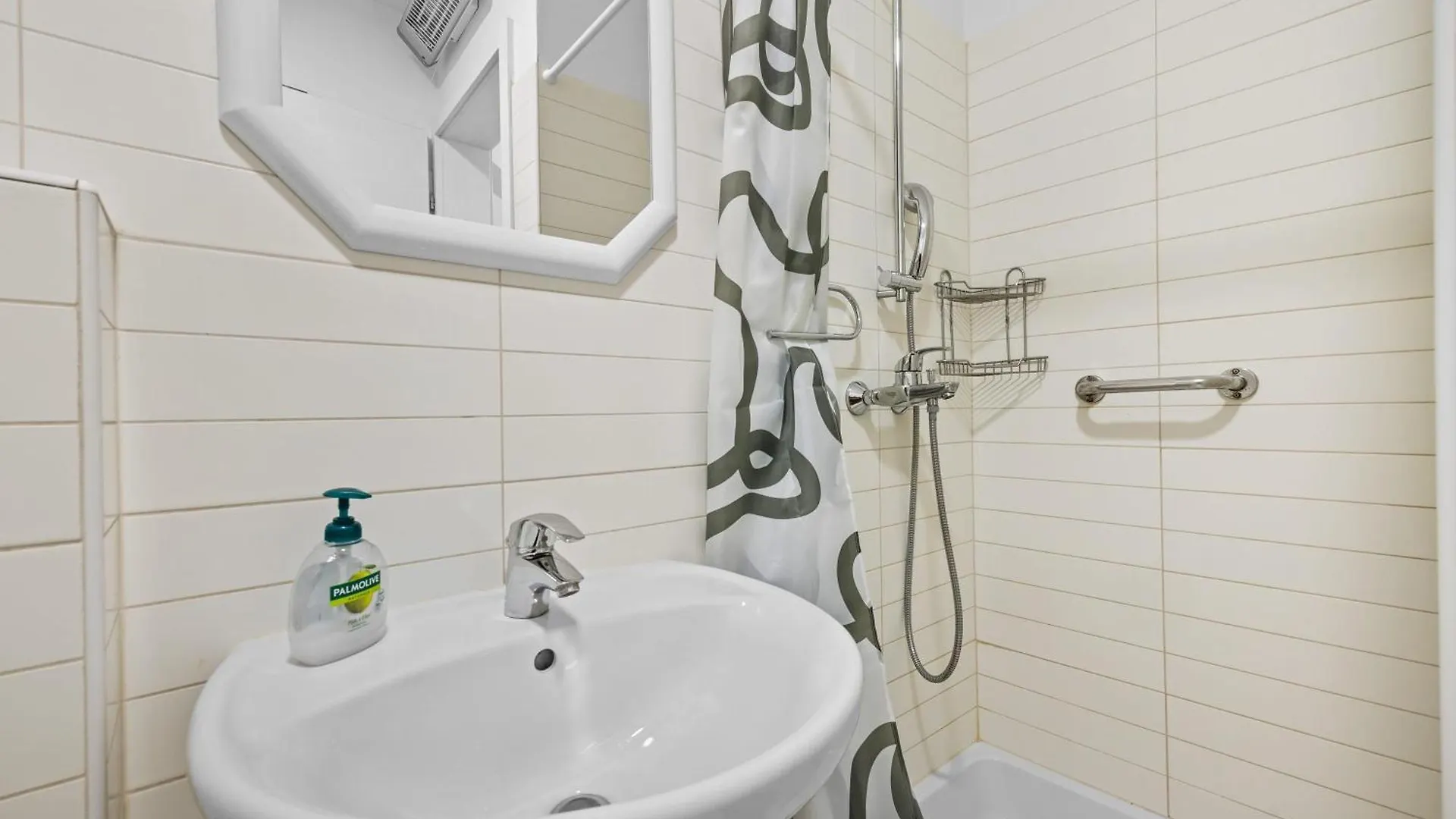 Charming White Apartment With Balcony And Parking Rovinj