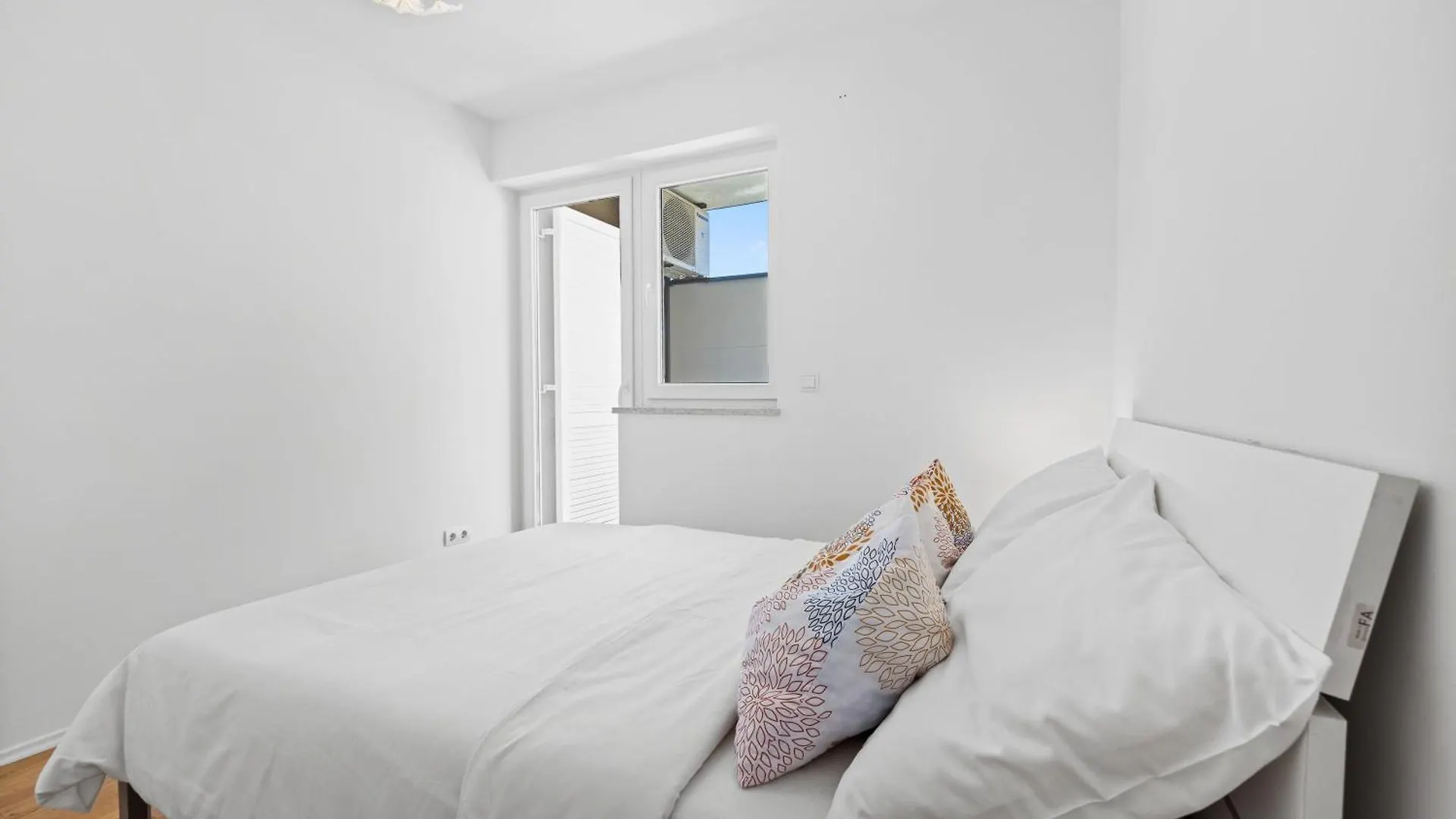 Charming White Apartment With Balcony And Parking Rovinj