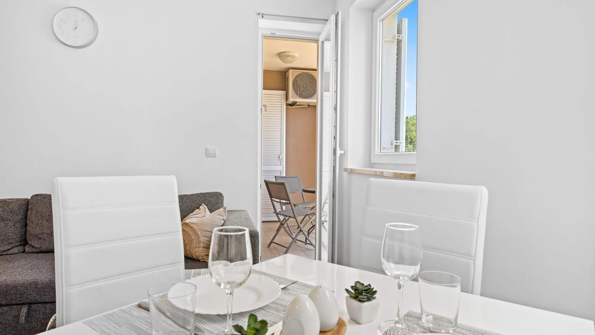 Charming White Apartment With Balcony And Parking Rovinj 0*,