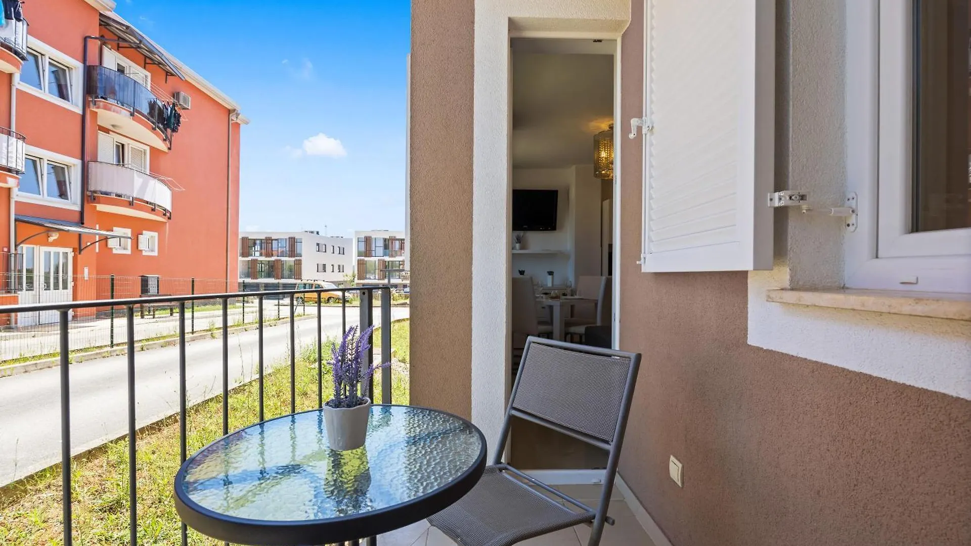 Charming White Apartment With Balcony And Parking Rovinj