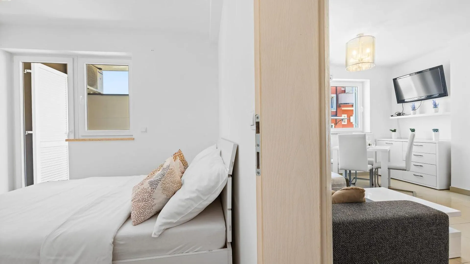 Charming White Apartment With Balcony And Parking Rovinj