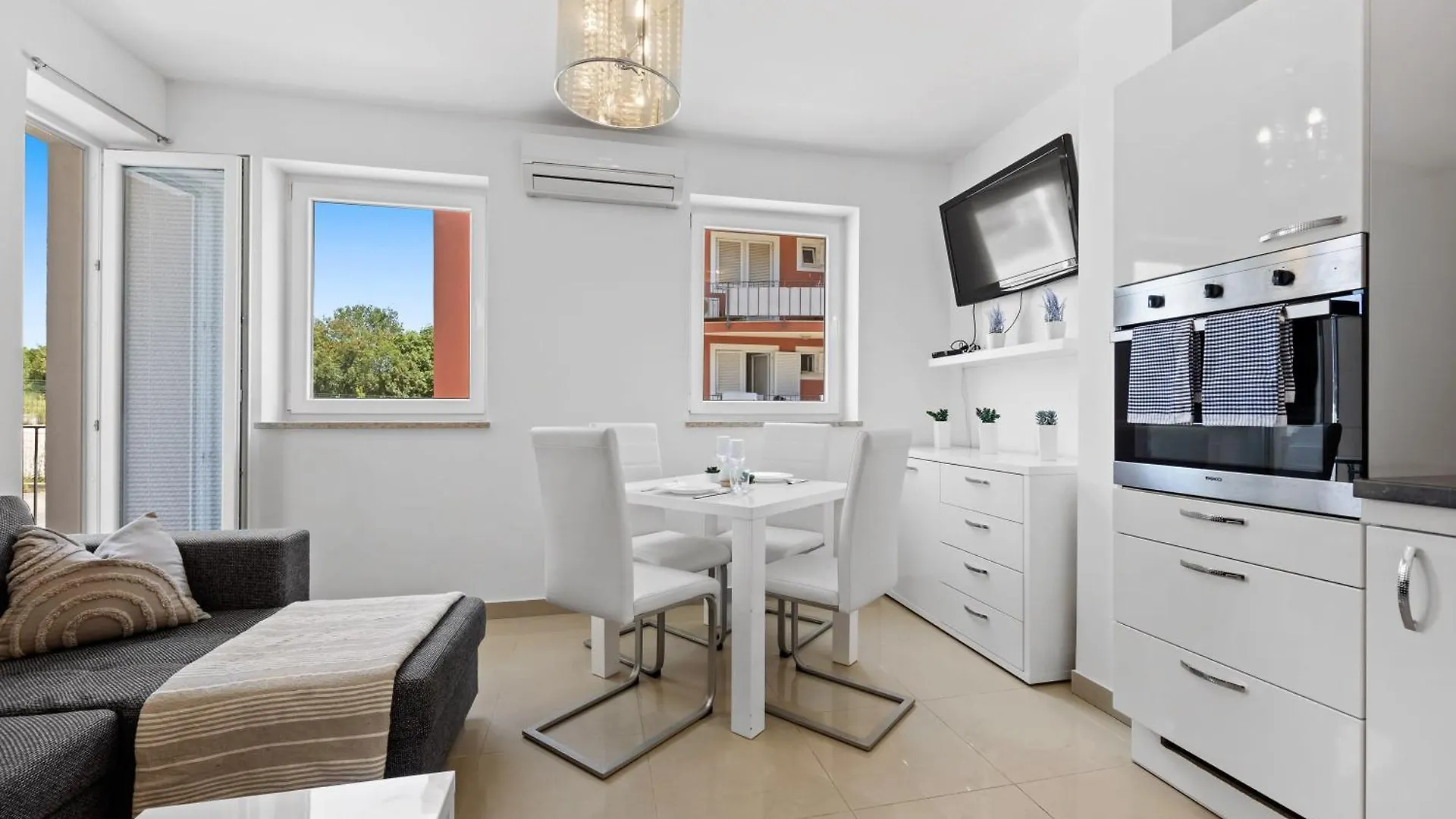 Charming White Apartment With Balcony And Parking Rovinj
