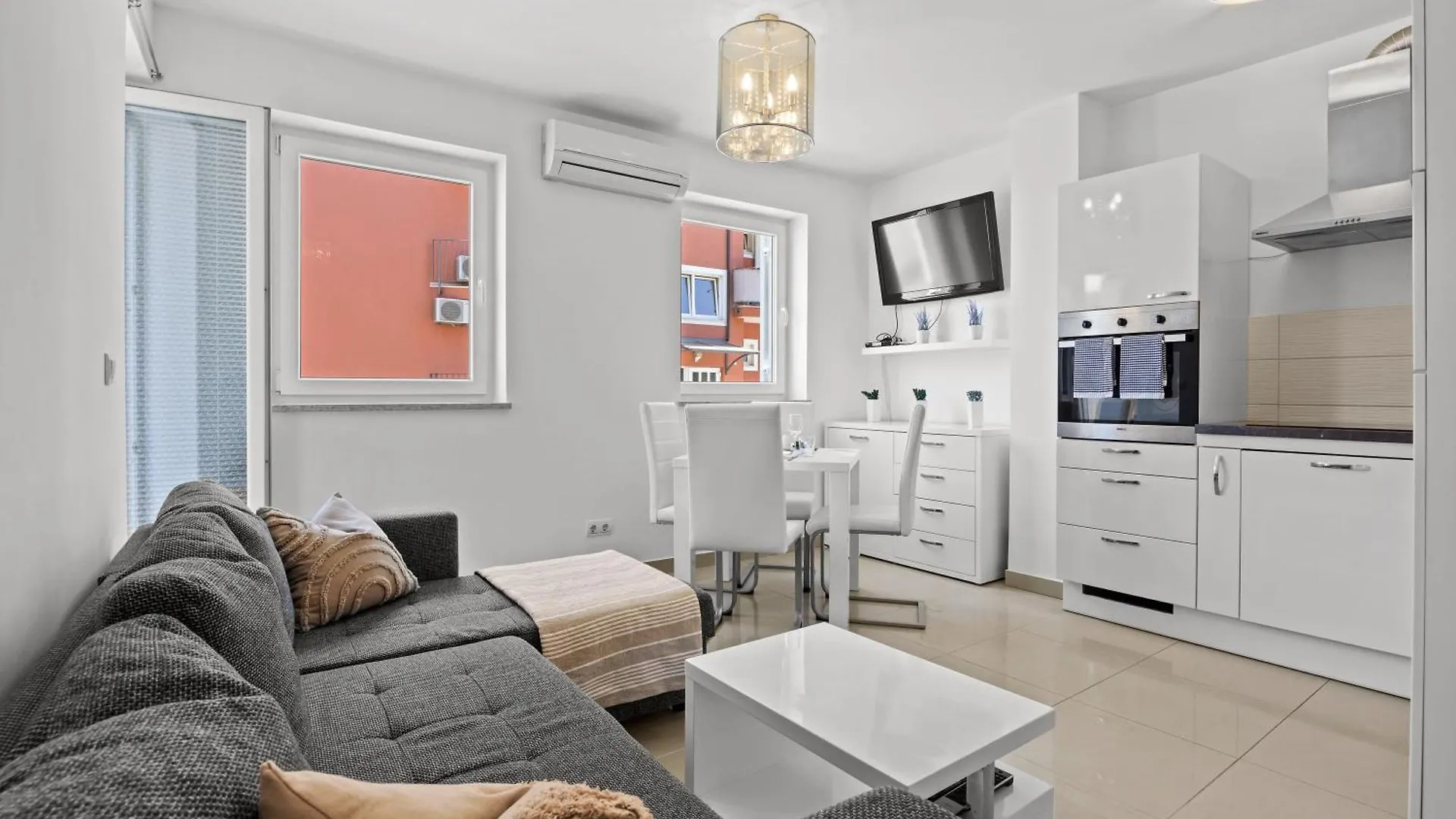 Charming White Apartment With Balcony And Parking Rovinj