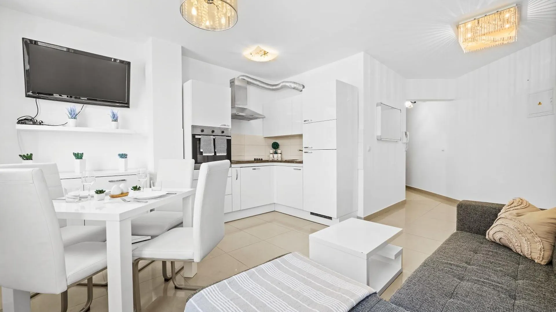 Charming White Apartment With Balcony And Parking Rovinj