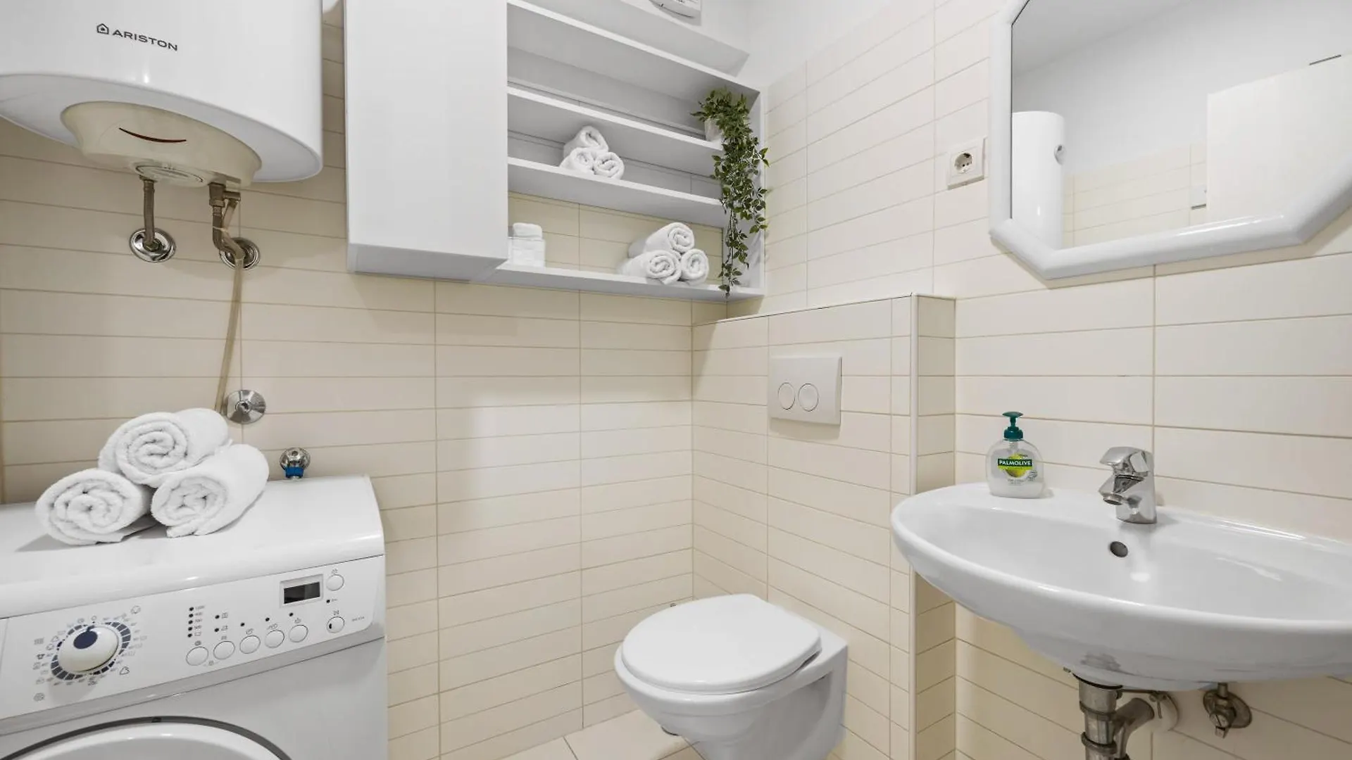 Charming White Apartment With Balcony And Parking Rovigno