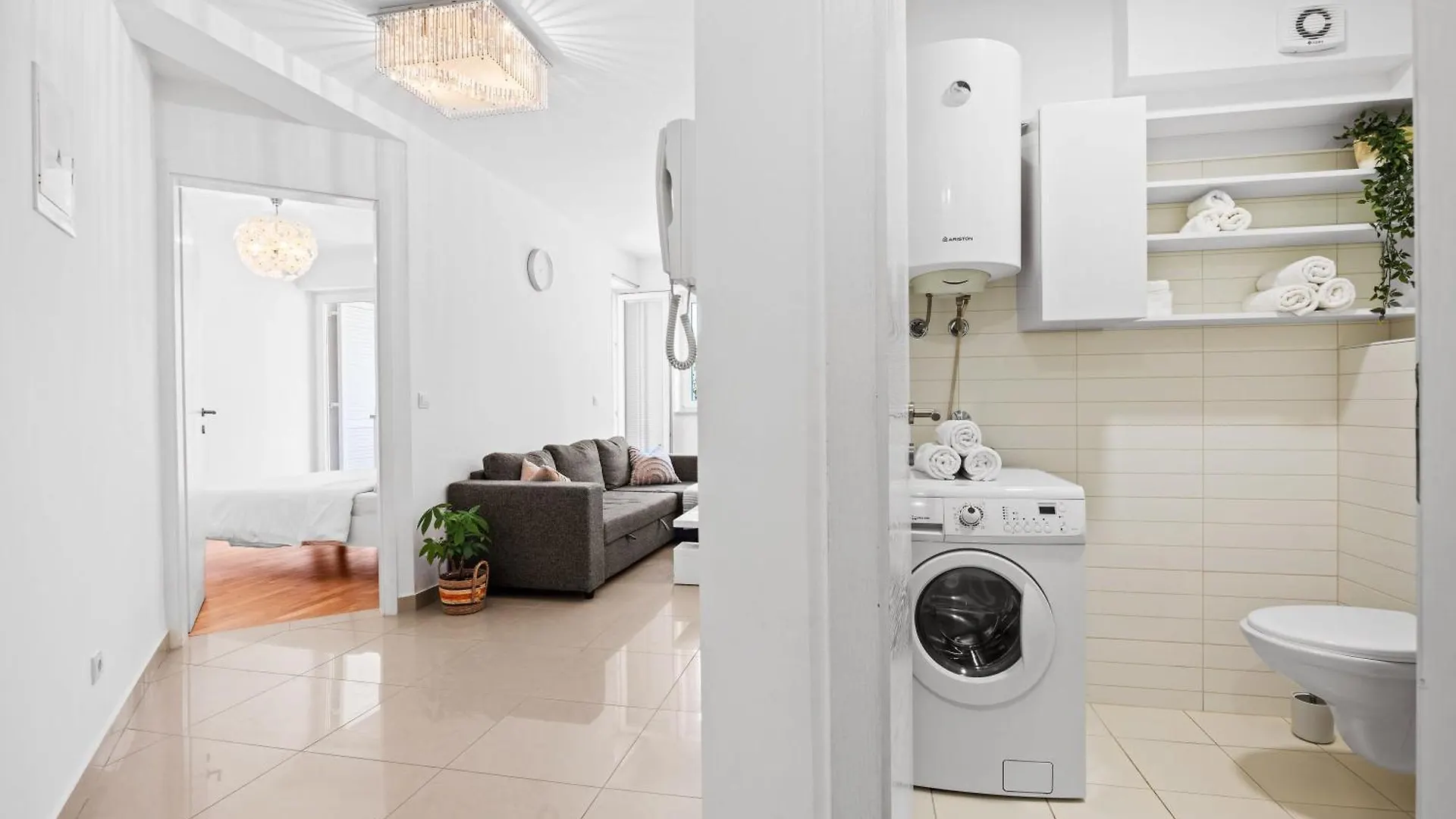Charming White Apartment With Balcony And Parking Rovigno Croazia